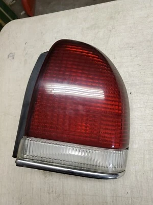 Luz de lámpara trasera usada OEM Chrysler LHS 1994-97 mano derecha lado del pasajero Rh  Foto 1 de 3