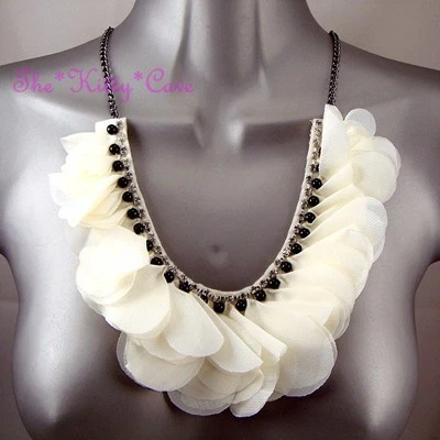 Elegante collar babero con volantes blancos crema ramillete flor cuentas con cristales de Swarovski Foto 1 de 4