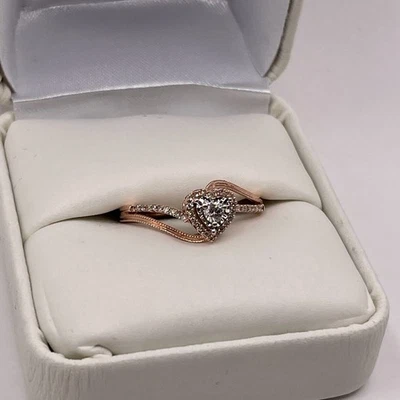 10 KT ROSE GOLD NATURAL DIAMOND SOLITAIRE W/ACCENTS .20 CARATS TDW RING SIZE 7.0 - Image 1 of 4