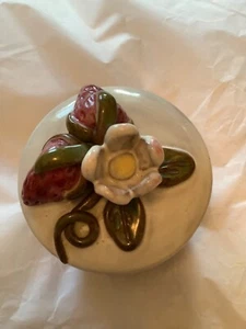 EXC COND Rackliffe Art Keramik überzogenes Marmeladenglas mit Erdbeerdeckel & grüner Basis - Bild 1 von 4