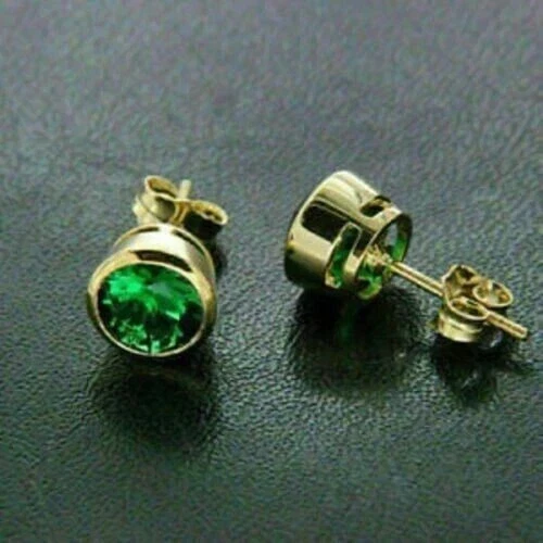 Aretes para mujer enchapados en oro amarillo de 14 quilates de corte redondo creados en laboratorio verde de 2 quilates Foto 1 de 4