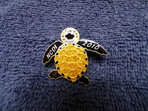2010 NCDI NORTH CAROLINA TURTLE DESTINATION FANTASIE EMAILLE GLITZER ANSTECKNADEL - Bild 1 von 5