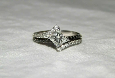 Anillo de plata 935 con zafiro blanco simulado y ónix negro para mujer Promise Love Foto 1 de 4