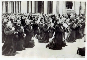 1940 Vintage Photo Pope Pius XII blesses kneeling priests at St. Peter's Square - Picture 1 of 2