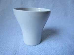  KPM Berlin schöne kleine Porzellanvase Porzellan Bechervase weiß Design 8cm h. - Imagen 1 de 6