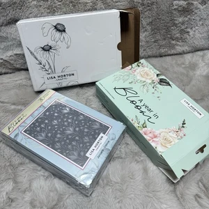 Lisa Horton Crafts 'A Year In Bloom' 2025 - 12er Set 5” x 7” 3D Prägung k2 - Bild 1 von 6