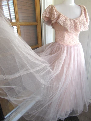 Vestido De Colección Años 50 Coral Rosa Tul Hombro Descubierto Té Baile de graduación Estrás y Perlas Foto 1 de 4
