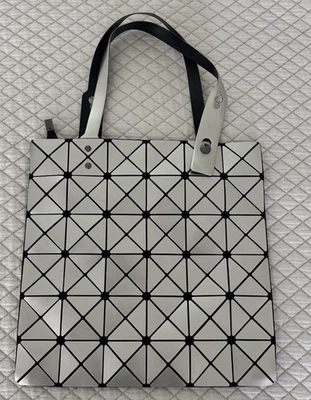 Bolso TOTE Bao Bao “Issey Miyake” Cuadrado Prisma Plateado - 12.5" x 12.5" Usado en Excelente Condición Foto 1 de 4