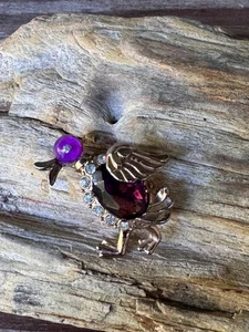 Spilla uccellino vintage tono oro con strass viola e accenti chiari - Foto 1 di 8