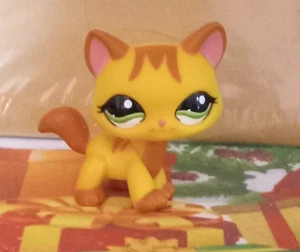 Hasbro Littlest Pet Shop #1137 gelb gestreifte gehende Katze mit grünen Augen - Bild 1 von 5