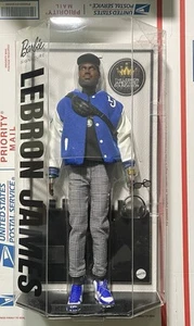 Muñeca Barbie Signature LeBron James Kenbassadors coleccionable con chaqueta universitaria - Imagen 1 de 4