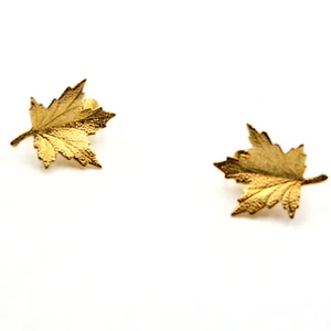Pendientes de clip de hoja de arce tono dorado de joyería vintage - elegancia inspirada en la naturaleza - Imagen 1 de 10