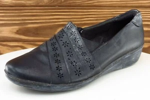 Clarks Size 6 M Black Almond Toe Flats Leather Women - Picture 1 of 8