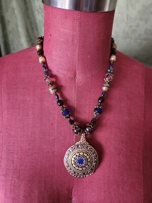 Gargantilha pingente de vidro azul e dourado Chicos barroco Maximilist - Imagem 1 de 4