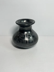 Jarrón de cerámica negra DONA ROSA Coyotepec Oaxaca México 5" con patrón geométrico - Imagen 1 de 5