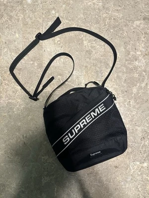 *USADO* BOLSO DE HOMBRO SUPREME FW23 LOGOTIPO 3D NEGRO 100% AUTÉNTICO Foto 1 de 4