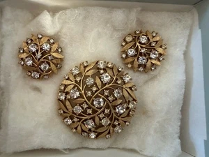 Trifari Brosche Ohrringe Set Vintage signiert Krone goldfarben Clip-On Strass Retro - Bild 1 von 4