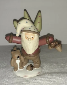 Bonnie Lynn Peace in the Meadow Weihnachtsmann mit Eichhörnchen & Eicheln Figur  - Bild 1 von 4