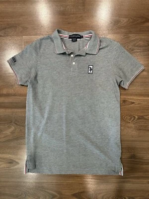 Camisa polo masculina Assn cinza média manga curta colarinho de golfe botão polo EUA em excelente estado usado - Imagem 1 de 4