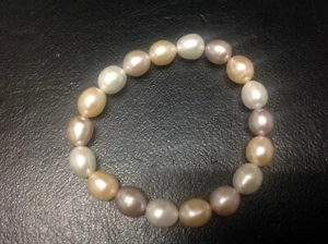 Perlenarmband auf Gummi (pastellfarbene Perlen) - Bild 1 von 8