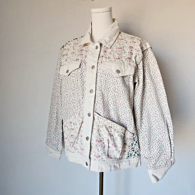 Jaqueta jeans em branco NYC Full Bloom floral patchwork botão bolso creme M - Imagem 1 de 4