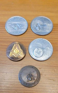Vintage Freimaurer Symbol gestempelt Münzen Medaillen Viertel und Pennies Menge 5 - Bild 1 von 7
