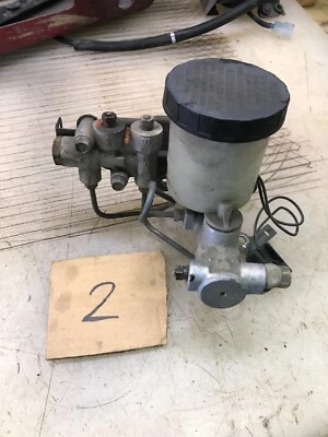 Cilindro maestro de freno Mazda MX-5 Miata 90-97 sin ABS OEM Foto 1 de 4