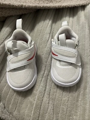 Zapatos Nike blancos. Usado una vez por un no andador. En muy buen estado. Talla 4C.  Foto 1 de 4