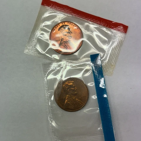 1975 P&D LINCOLN MEMORIAL CENTS from MINT SET in MINT CELLO with FREE SHIPPING Cover