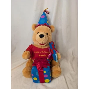 Disneyland WINNIE THE POOH Plüsch Happy Birthday "Kassie" STOFFTIER 14 Zoll - Bild 1 von 9