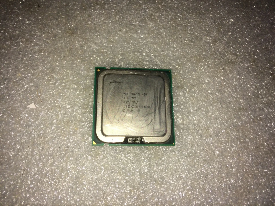 Processore SL9XN Intel Celeron 430 1.80GHz 800MHz FSB 512KB L2 Socket LGA775 - Immagine 1 di 1