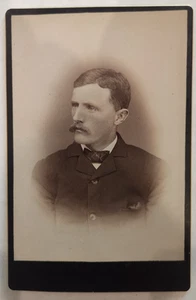 Antike Kabinettkarte Foto 1800er Hübscher junger Mann Junge Nordost Schnurrbart - Bild 1 von 3