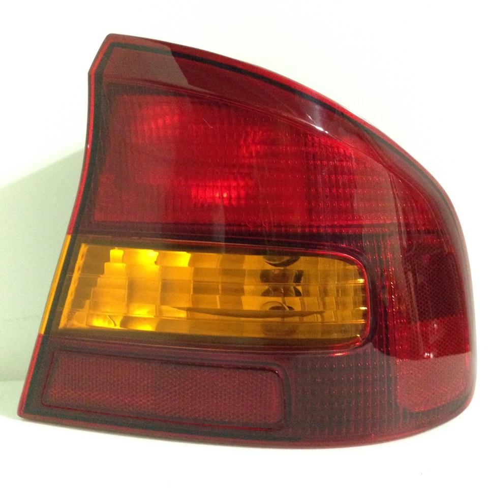 Luz trasera lateral derecha para pasajero Subaru Legacy 2000-2004 sedán no vagón OEM brillante Foto 1 de 4