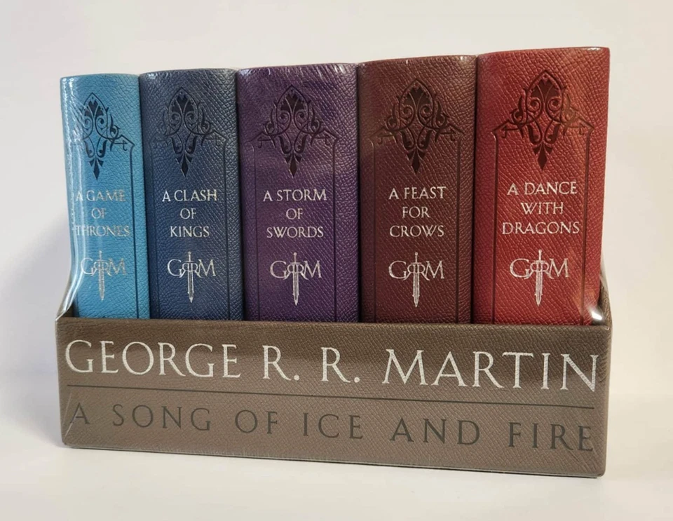 George RR Martin Game Of Thrones A Song Of Ice And Fire Book Set Leather 5 Books Foto 1 de 3