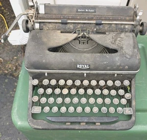 1940’s Vintage Royal Quiet Deluxe Portable Typewriter No Case - Picture 1 of 5
