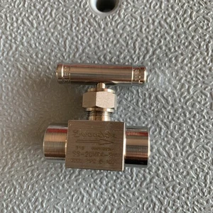 1/4" SWAGELOK SS-20VF4-PK 316SS 6000PSI@ 100 DEG F BRAND NEW! - Picture 1 of 2