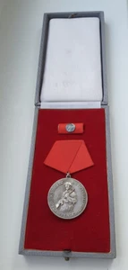 DDR Erinnerungsmedaille anläßlich des 20jährigen Bestehens der Kampfgruppen - Bild 1 von 5