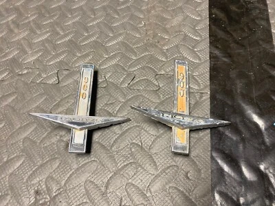 Chevrolet Corvair Monza 900 1960 guardabarros lateral emblema insignia par original Foto 1 de 4