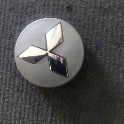 "Mitsubishi Mirage Eclipse 2017-21 tapa central cruzada gris OEM 1 7/8"" cada uno" Foto 1 de 4