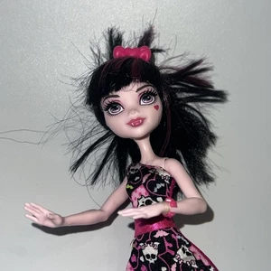 Monster High .How Do You Boo Draculaura Puppe mit Schuhen und Armband - Bild 1 von 10