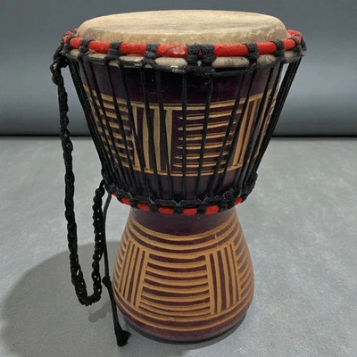 Pequeño tambor Djembe tallado a mano 8,5 x 4,75 superficie de reproducción ***LEER*** Foto 1 de 4