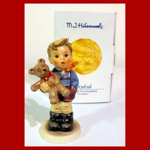 Figurina in scatola GOEBEL Hummel "SORPRESA DI NATALE" ragazzo #2074 TMK-7 - SUPERBA! - Foto 1 di 7