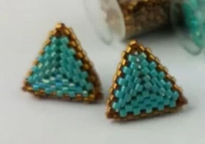 Perlendreieck 3D Pfosten Ohrringe handgefertigt mit Miyuki Glas Delica Perlen Ränder - Bild 1 von 8