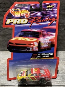 1997 Terry Labonte #5 Hot Wheels Racing Kelloggs 1:64 NASCAR Diecast Car - Picture 1 of 2