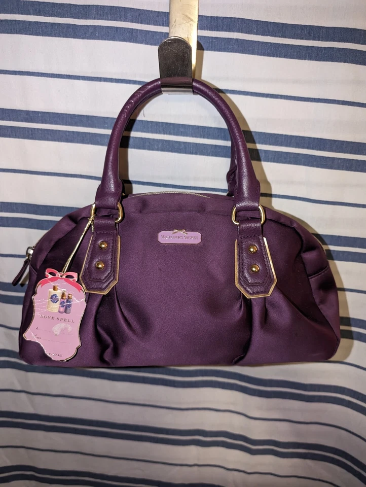 Mini bolso baguette de satén púrpura de Victoria's Secret Foto 1 de 4