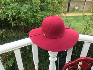NUEVO SIN ETIQUETAS Adora Lana Fieltro Ala Ancha Floppy Sombrero Embalable Ajustable Tamaño Granate Rojo - Imagen 1 de 5