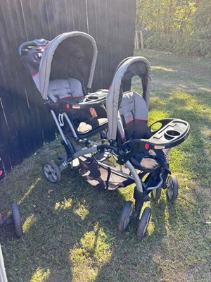 Двухместная коляска Baby Trend черная красная с 5-точечным ремнем безопасности. - Изображение 1 из 3