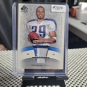 2003 SP Autentica Chris Brown Titans Rookie Patch RC #/850 Titans #257 - Foto 1 di 2