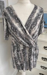 Damen Größe UK20 Bluse grau kurzärmelig tief geschnitten V-Ausschnitt Stretch weiches Material - Bild 1 von 6