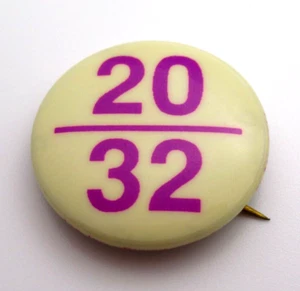 20/32 Pinback Button weiß rosa Zahlen Vintage Emblem & Badge RI - Bild 1 von 9